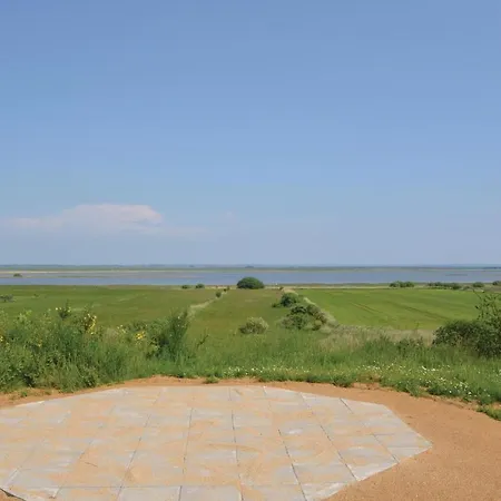 Holiday home 4 Bedroom Beautiful In Veslos *